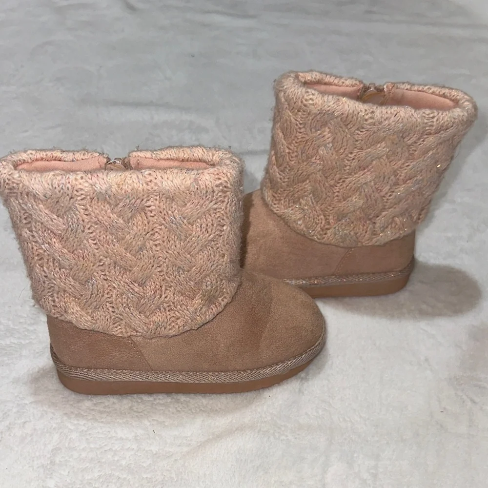Girls pink boot with metallic cable knit detail size 9